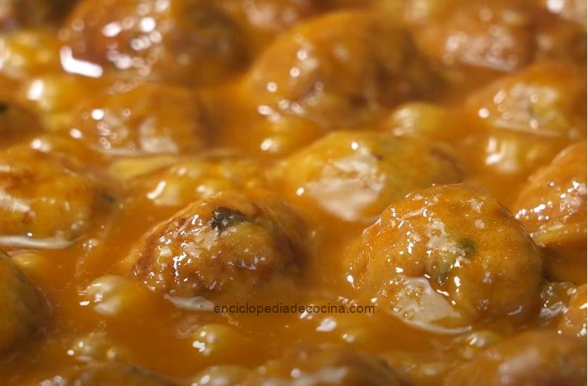 Albóndigas con salsa muy condimentada