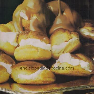 Bombas Rellenas Con Helado Y Bañadas En Chocolate