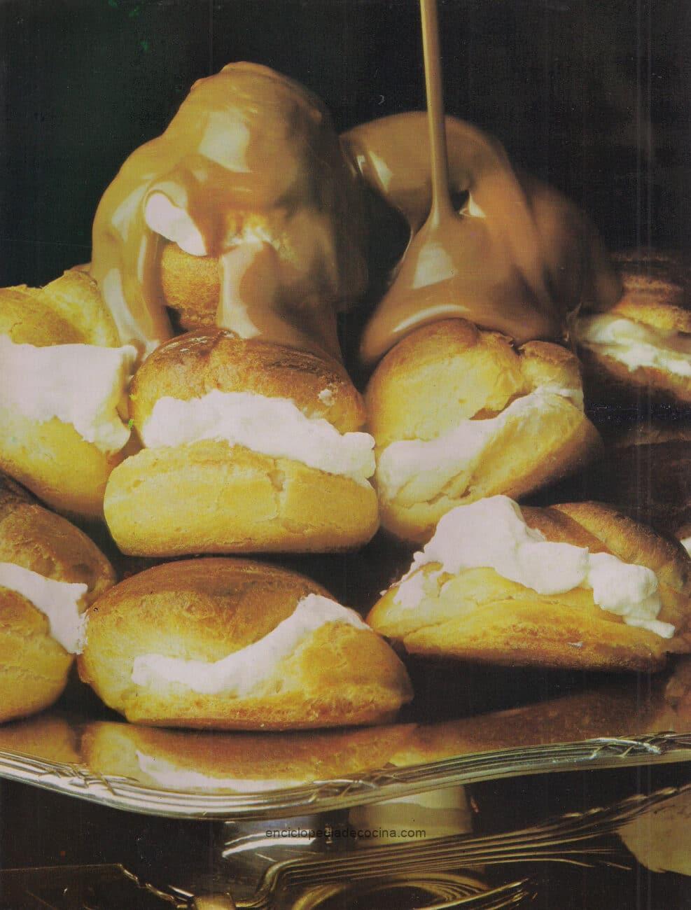 Bombas rellenas con helado y bañadas en chocolate