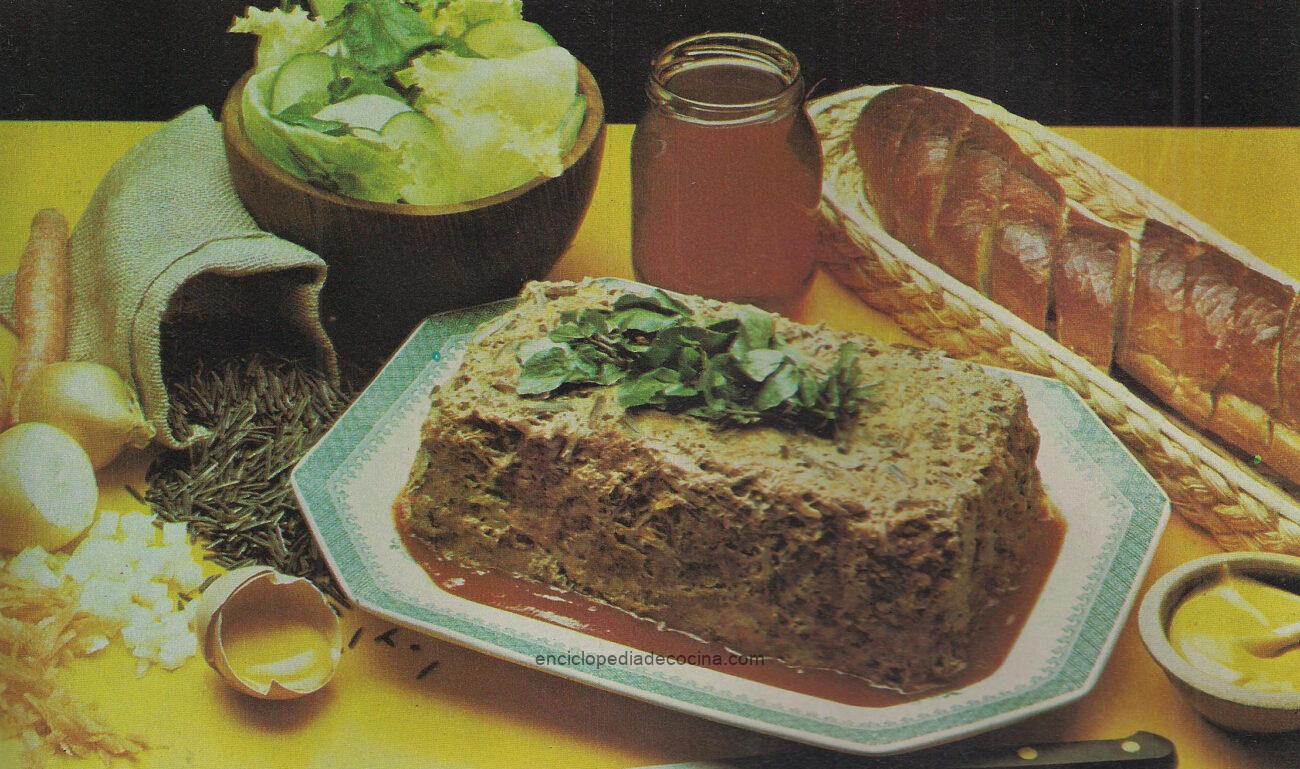 Budín de carne y arroz con salsa barbacoa