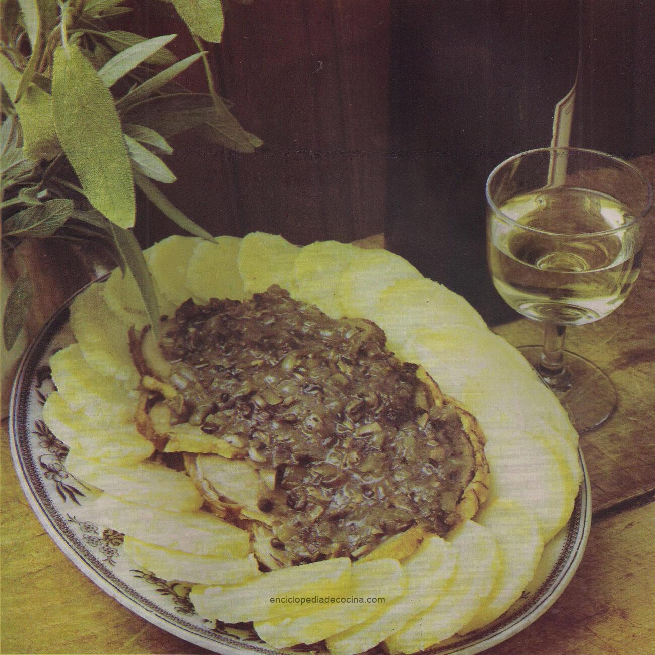 Carne con salsa de cebolla y champiñones