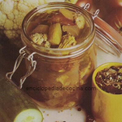 Coliflor con tomates al escabeche