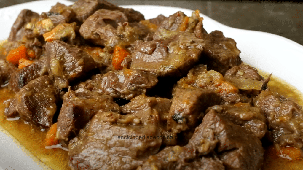 Costillas de venado con salsa de tomates y aceitunas