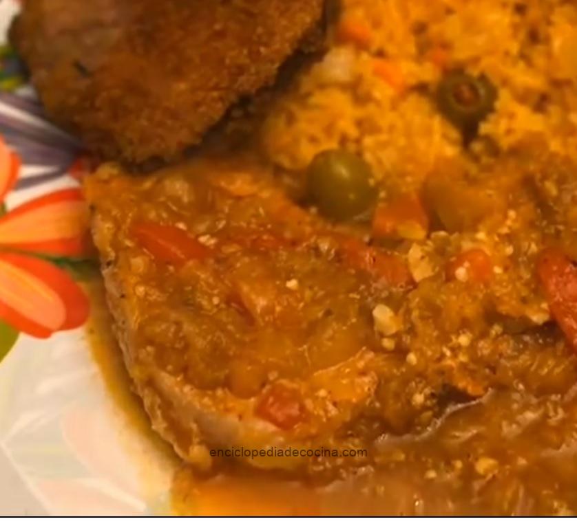 Berenjena frita con carne de cerdo y vegetales