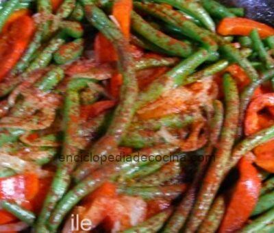 Chauchas con salsa de tomates