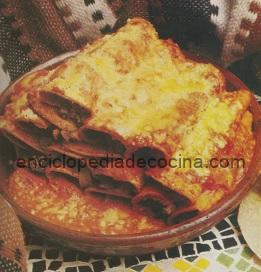 Enchiladas panqueques mexicanos rellenos con salsa de tomate