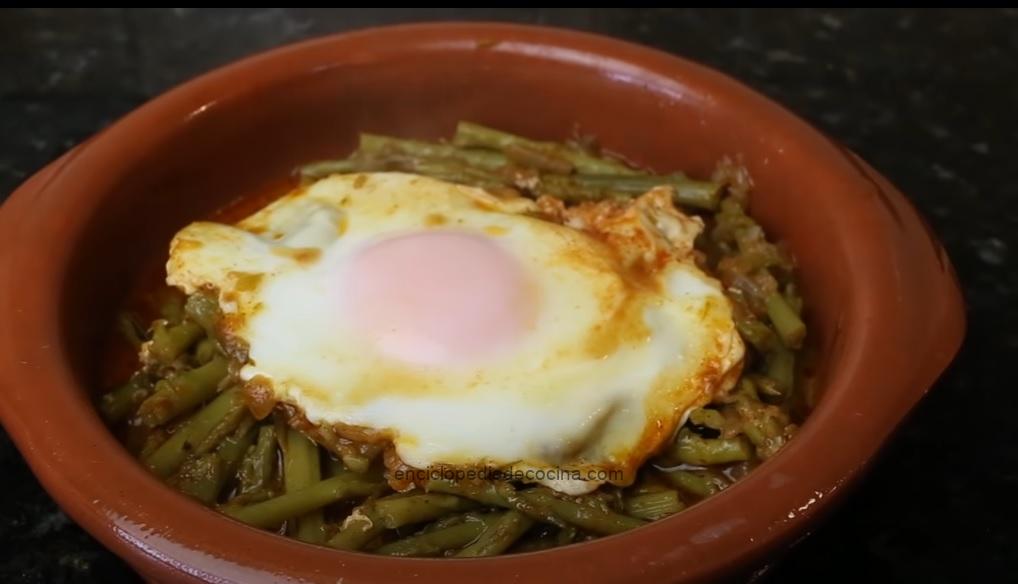 Espárragos con huevos