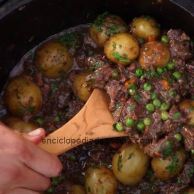 Estofado de carne vacuna con buñuelos