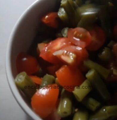 chauchas con tomates