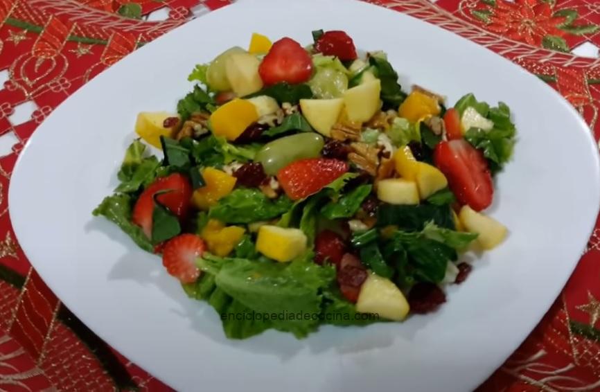 Ensalada de corazón de lechuga y frutas