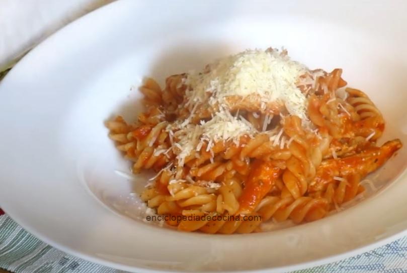 Fideos fussilli con tomates y queso