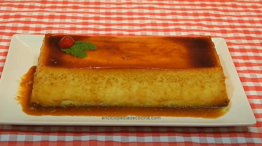 Flan de manzanas y ciruelas merengado en tarta