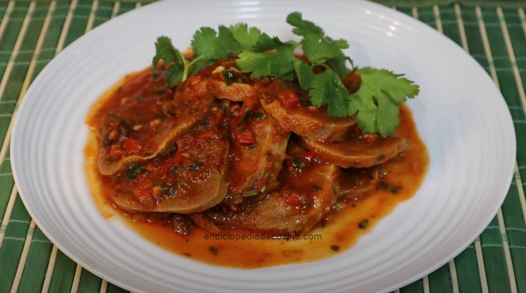 Lengua con salsa de cerezas