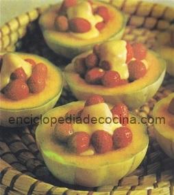 Melón con crema pastelera y frutillas