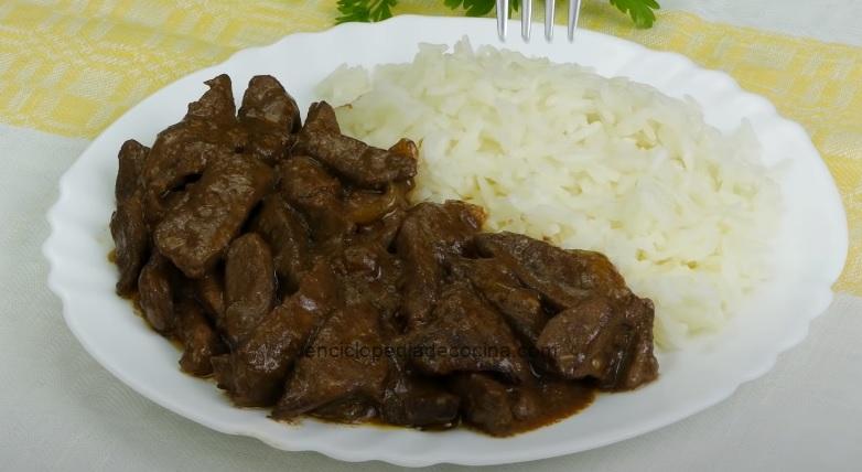 Hígado con arroz a la indonesa